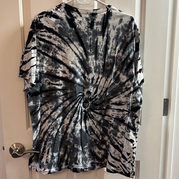 American Eagle Outfitters Black and White Graphic Tee - Picture 4 of 8